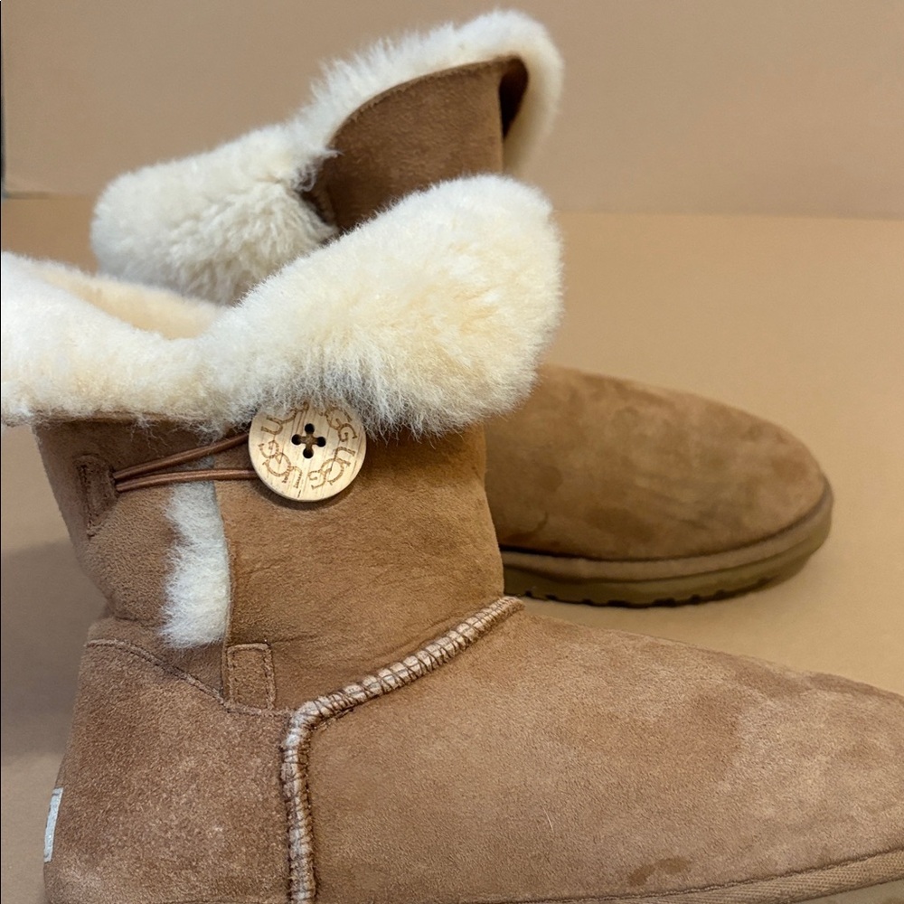 UGG Bailey buckle ankle boots tan suede w Cream sheepskin wool lining - Picture 4 of 5
